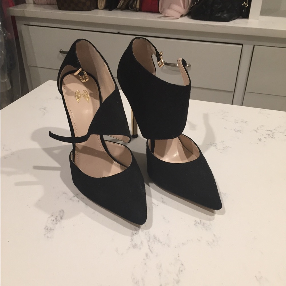 Black pumps